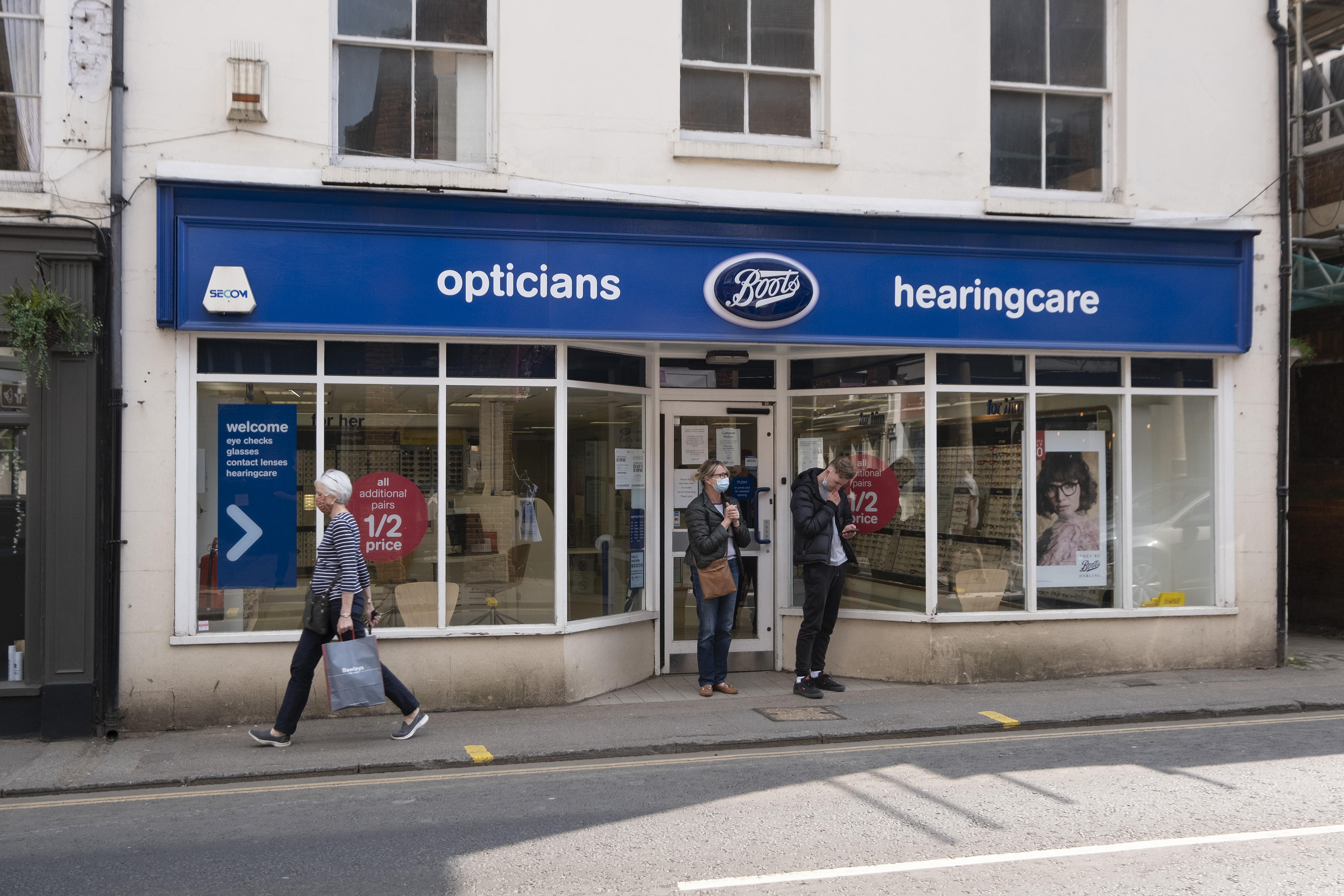 Farnham retail investment let to Boots opticians sold